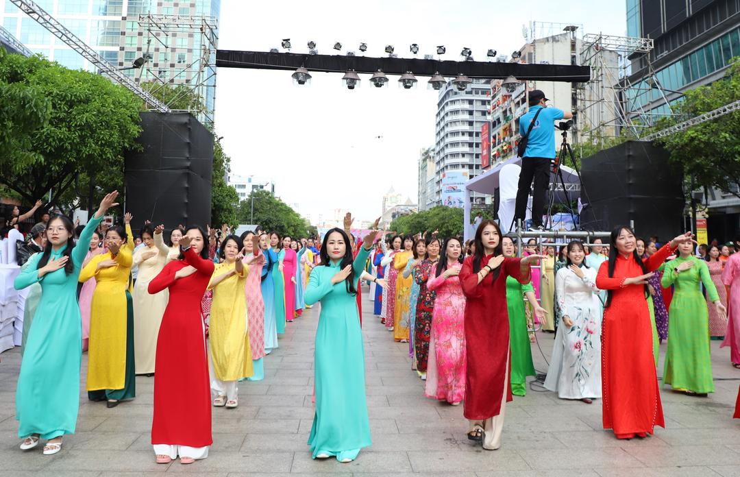 Tiết mục đồng diễn áo dài trên phố đi bộ Nguyễn Huệ có sự tham gia của hơn 3.000 người. Ảnh; TTXVN