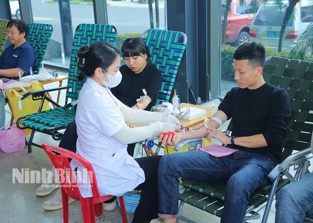 Các tình nguyện viên tham gia hiến máu tại Chương trình.