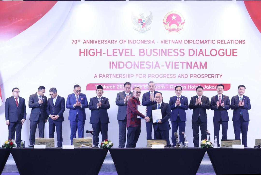 Tổng Bí thư Tô Lâm chứng kiến trao các thoả thuânh hợp tác giữa doanh nghiệp Việt Nam và Indonesia. Ảnh: TTXVN