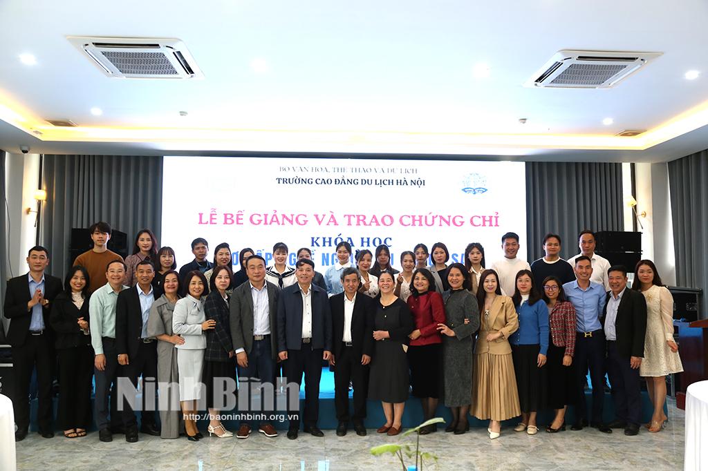 Các học viên của khóa học chụp ảnh lưu niệm cùng các thầy cô và đại biểu.