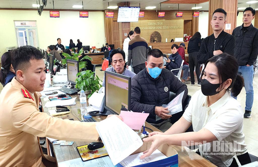 Cán bộ Phòng Cảnh sát giao thông tiếp nhận hồ sơ cấp, đổi GPLX tại Trung tâm Phục vụ hành chính công tỉnh.