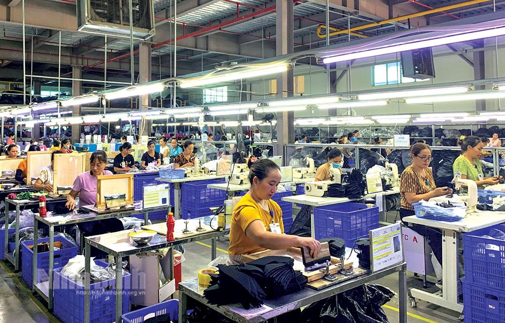 Dây chuyền sản xuất hàng xuất khẩu của Công ty Ever Great International Limited, Cụm công nghiệp Gia Vân (Gia Viễn). Ảnh: Nguyễn Thơm