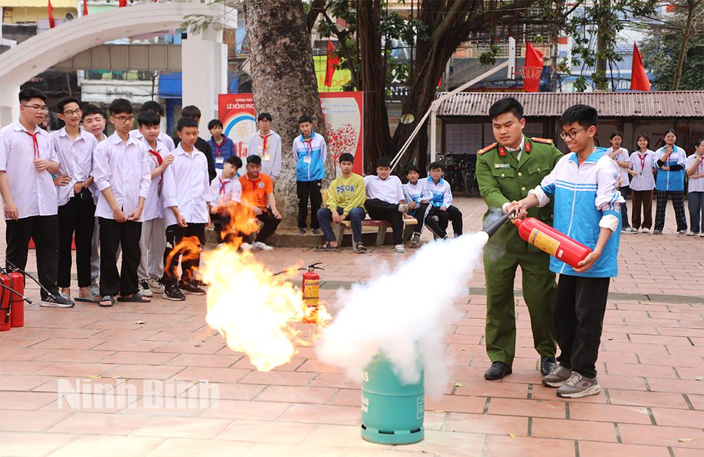Trải nghiệm thực hành chữa cháy và cứu nạn, cứu hộ tại Trường THCS Lê Hồng Phong (thành phố Hoa Lư).