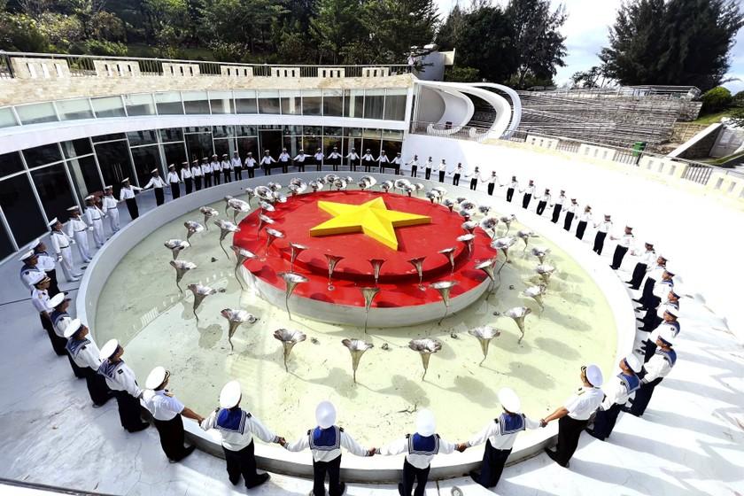 Cụm công trình hồ nước "Vòng tròn bất tử" với 64 bông hoa muống biển quanh cờ Tổ quốc, tượng trưng cho 64 chiến sĩ Gạc Ma. (Ảnh: Báo Khánh Hòa)