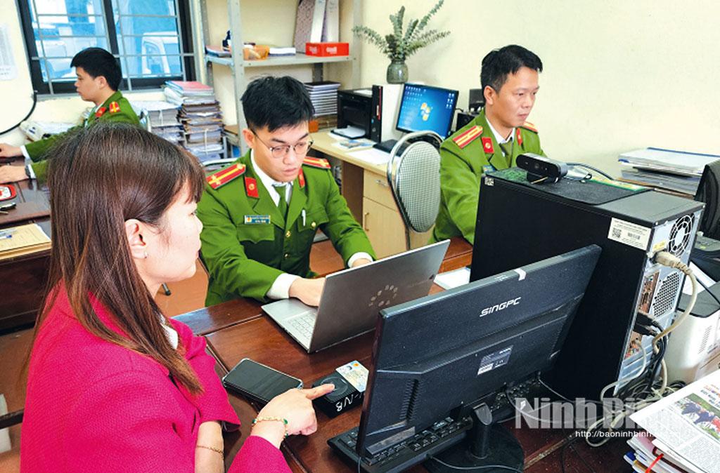 Công an xã Gia Tân (Gia Viễn) thực hiện thủ tục cài đặt tài khoản định danh điện tử mức độ 2 cho người dân.