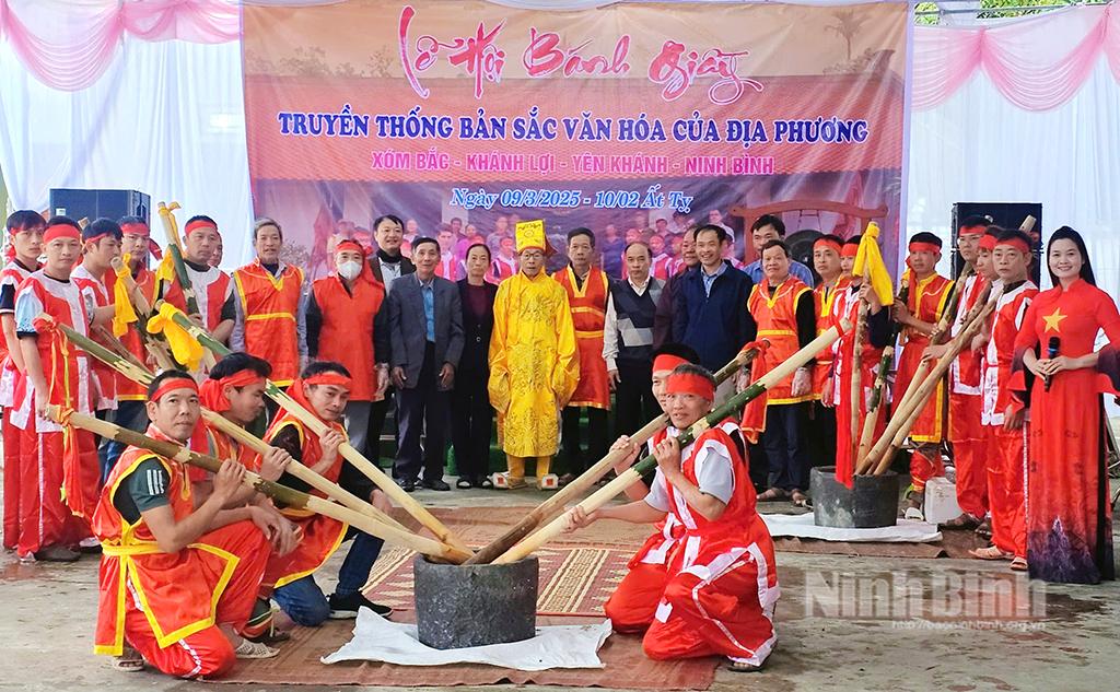 Người dân xóm Bắc, xã Khánh Lợi, huyện Yên Khánh giã bánh giầy trong Lễ hội.