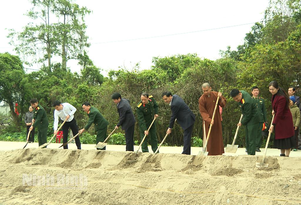 Các đại biểu khởi công xây dựng nhà tặng gia đình chiến sĩ Nguyễn Xuân Trường.