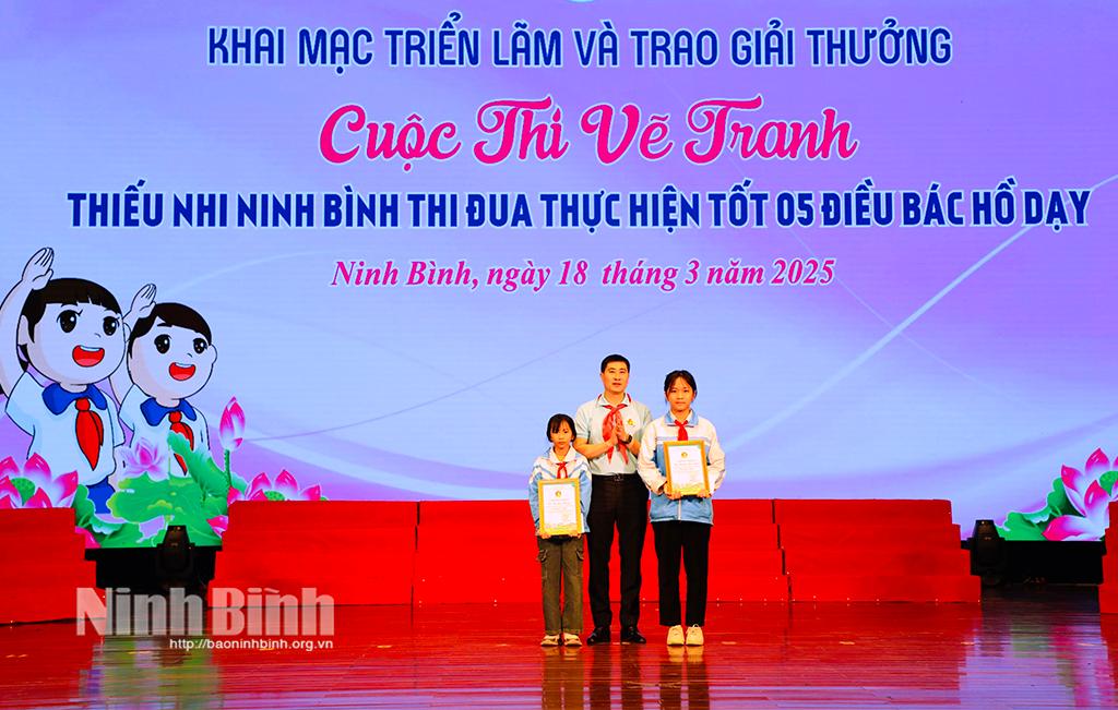 Lãnh đạo Tỉnh đoàn trao giải nhất cho các em tham gia Cuộc thi vẽ tranh “Thiếu nhi Ninh Bình thi đua thực hiện tốt 5 điều Bác Hồ dạy”.