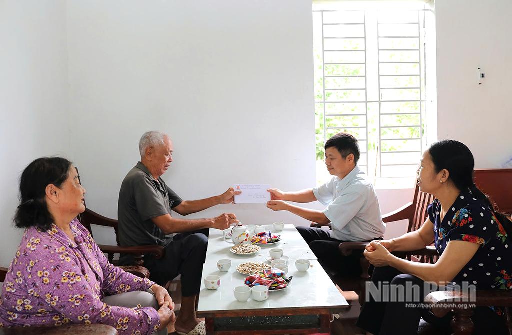 Nạn nhân chất độc da cam Phạm Hữu Nhung (xã Khánh Thượng) hạnh phúc trong căn nhà mới do đồng đội và địa phương hỗ trợ. Ảnh: Minh Quang