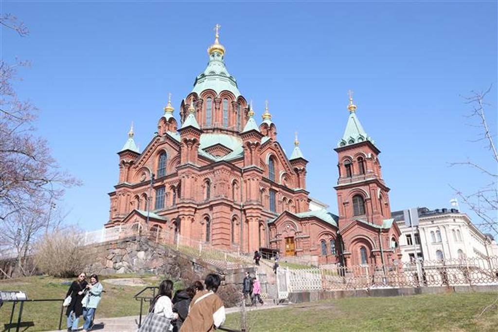 Du khách đến tham quan Tòa thánh đường Uspenski, thủ đô Helsinki, Phần Lan. Ảnh: TTXVN