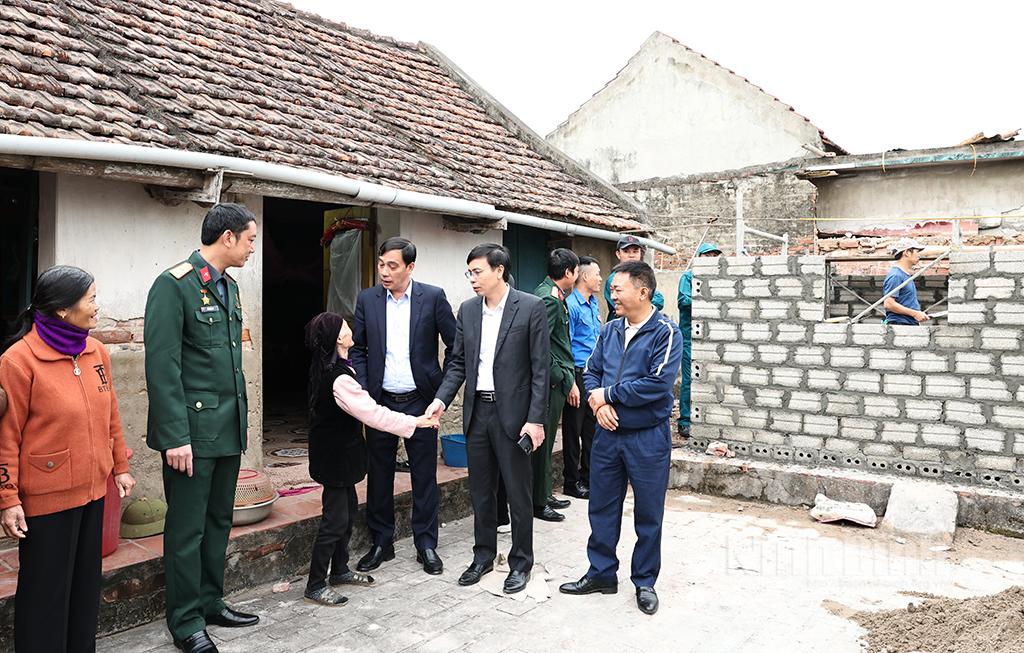 Lãnh đạo huyện Kim Sơn thăm hỏi, kiểm tra tiến độ xây nhà cho một gia đình tại xã Như Hòa.