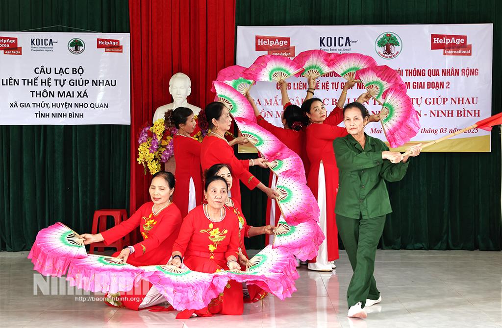 Tiết mục văn nghệ tại Lễ ra mắt Câu lạc bộ liên thế hệ tự giúp nhau thôn Mai Xá.