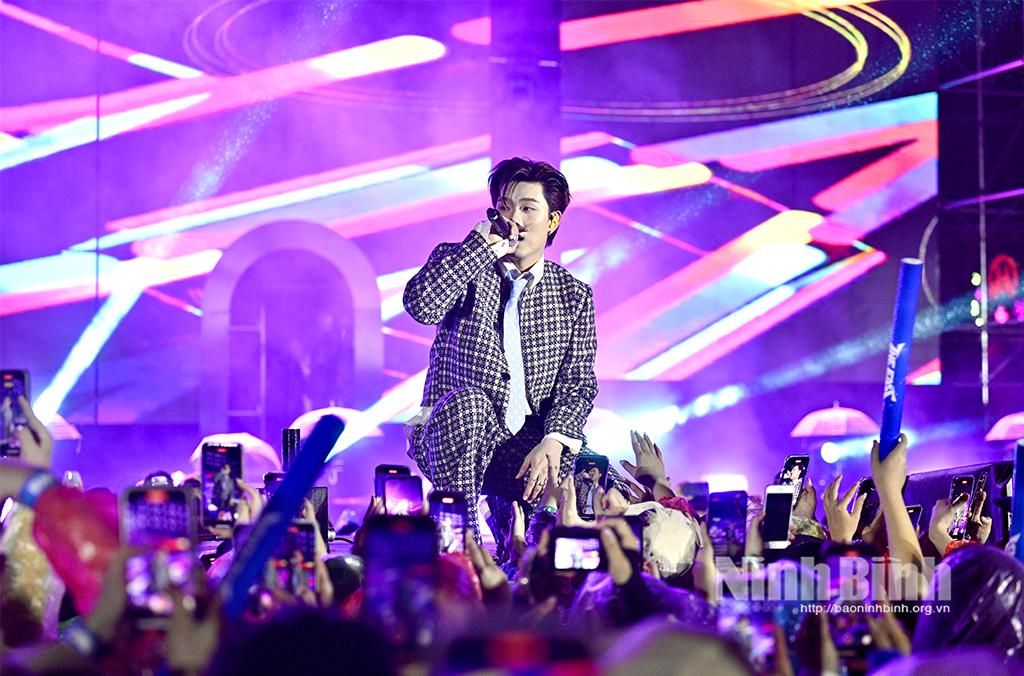 Live concert Xuân The East với sự tham gia của nhiều nghệ sĩ nổi tiếng, thu hút hàng nghìn khán giả đến xem, cổ vũ.