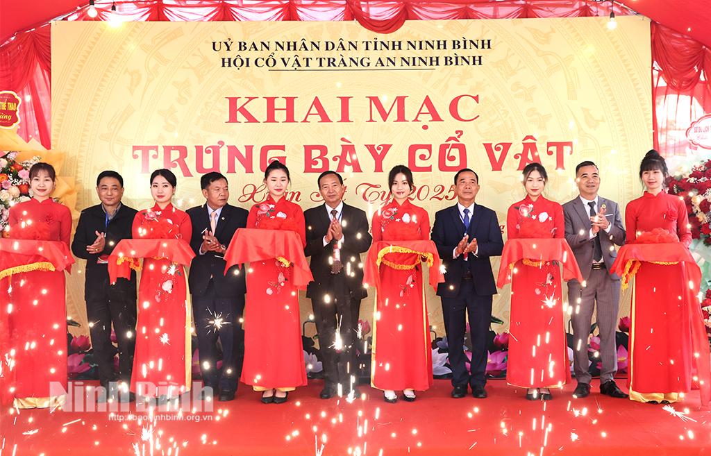 Các đại biểu cắt băng khai mạc.
