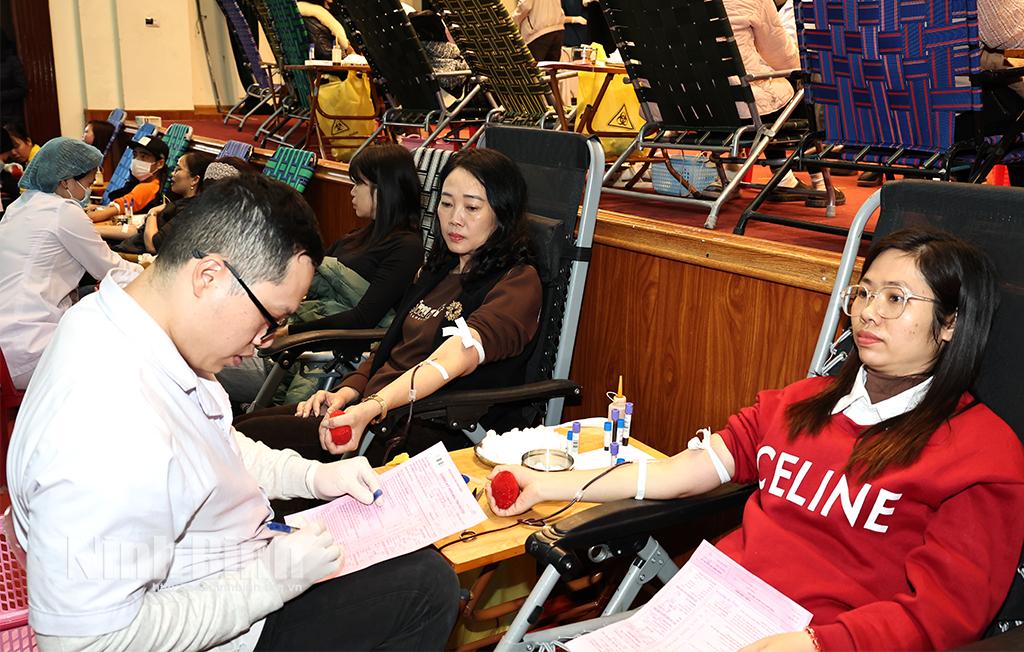 Đông đảo tình nguyện viên tham gia hiến máu.