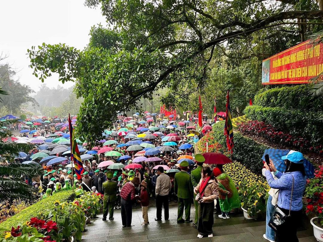 Lực lượng công an chủ động tổ chức phân luồng giao thông từ xa, ngăn ngừa tình trạng ùn tắc và bố trí lực lượng tại các điểm quan trọng.