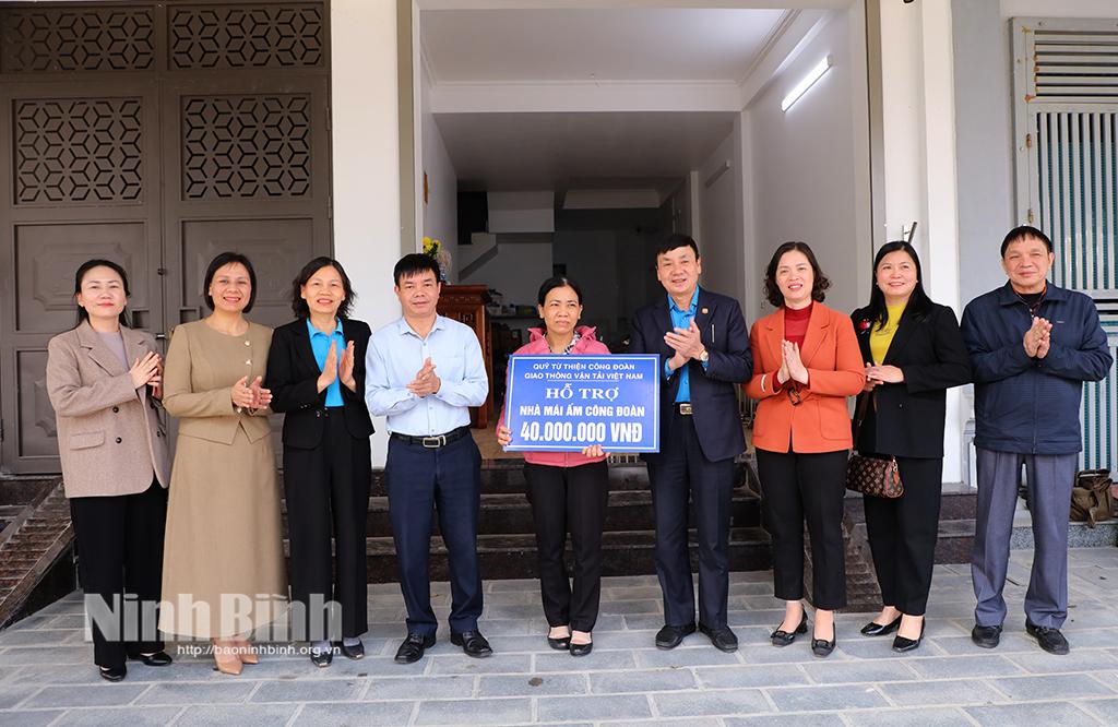 Đại diện các đơn vị trao tiền hỗ trợ cho chị Đào Thị Liên đoàn viên công đoàn cơ sở Bệnh viện Đa khoa tỉnh (thuộc Công đoàn UBND tỉnh).