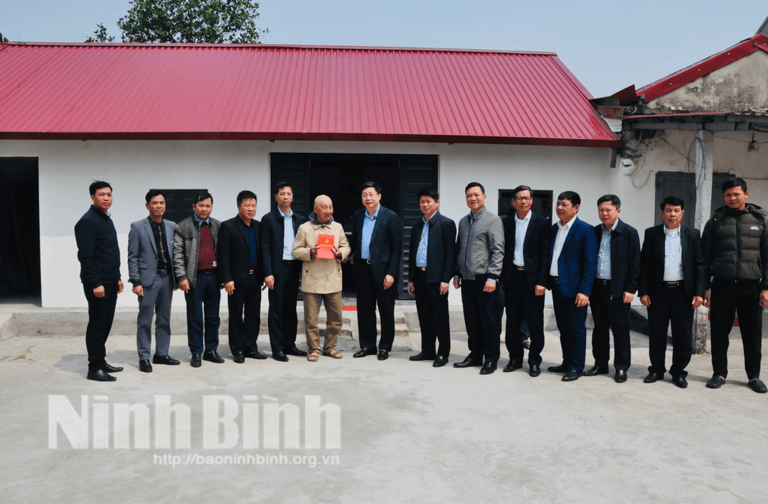 Đồng chí Mai Khanh, Tỉnh ủy viên, Bí thư Huyện ủy Kim Sơn tặng quà cho các hộ gia đình được hỗ trợ xây mới nhà ở trong Chương trình “Xóa nhà tạm, nhà dột nát” trên địa bàn xã Ân Hòa.