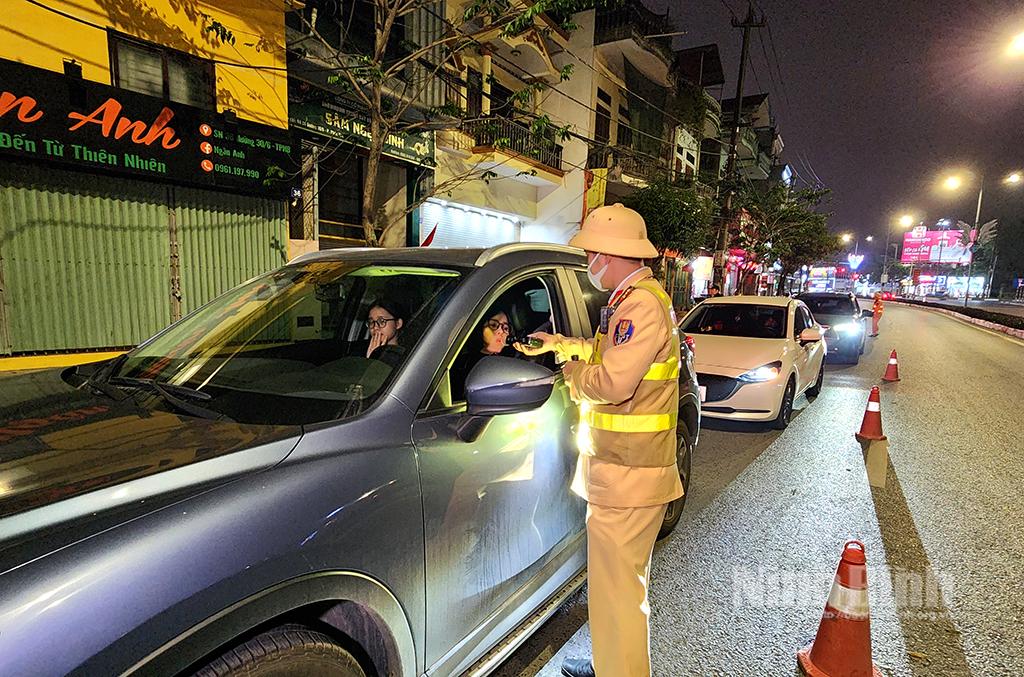 Cán bộ Phòng CSGT Công an tỉnh tăng cường kiểm tra nồng độ cồn với lái xe trên tuyến Quốc lộ 1A.