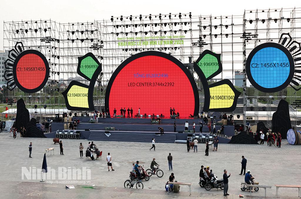 Khẩn trương lắp đặt sân khấu cho chương trình khai mạc Lễ hội Hoa Lư năm 2025. Ảnh: Minh Quang