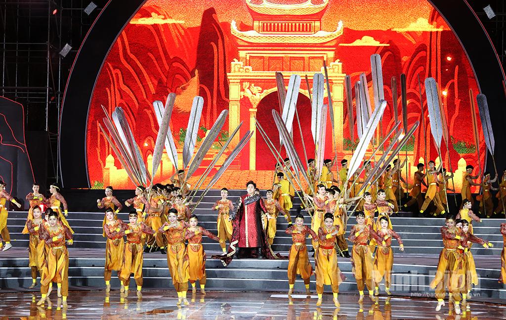 Chương trình nghệ thuật tại Lễ hội Hoa Lư năm 2024. Ảnh: Minh Quang