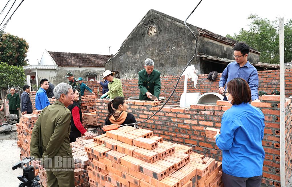Hỗ trợ xây nhà cho hộ nghèo ở xã Quang Thiện (Kim Sơn). Ảnh: Minh Quang