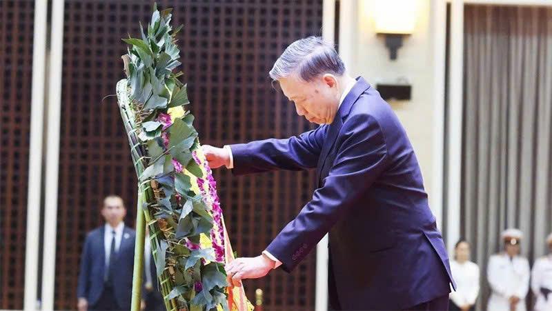 Tổng Bí thư Tô Lâm dẫn đầu Đoàn đại biểu cấp cao của Đảng, Nhà nước Việt Nam viếng nguyên Chủ tịch Đảng Nhân dân Cách mạng Lào, nguyên Chủ tịch nước Cộng hòa Dân chủ Nhân dân Lào Khamtay Siphandone. (Ảnh: TTXVN)