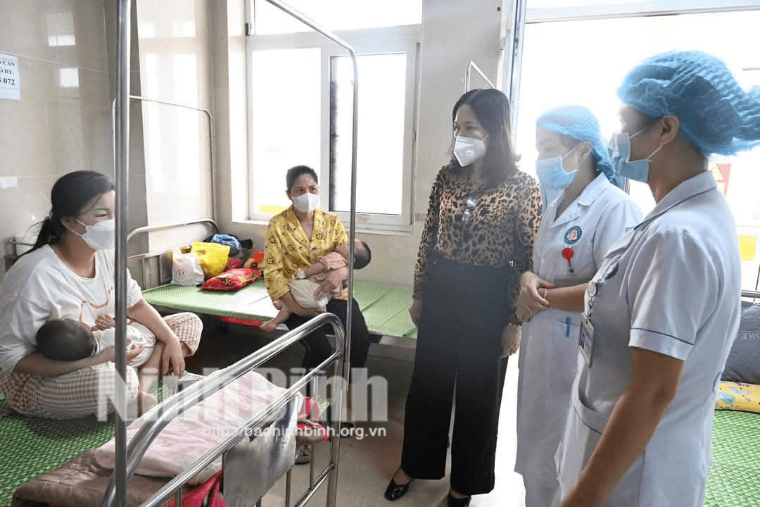 Lãnh đạo Sở Y tế kiểm tra công tác thu dung, điều trị bệnh nhân sởi tại Bệnh viện Sản-Nhi tỉnh.