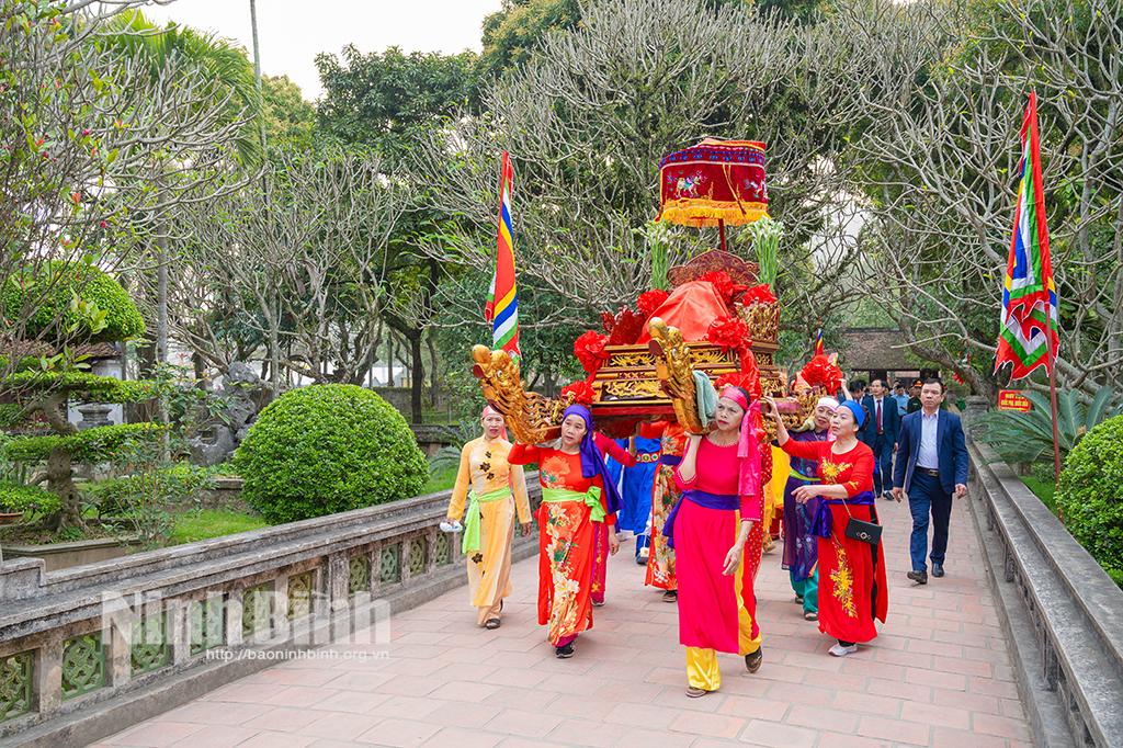 Lễ mở cửa đền là nghi thức đầu tiên trong các hoạt động của Lễ hội Hoa Lư năm 2025.