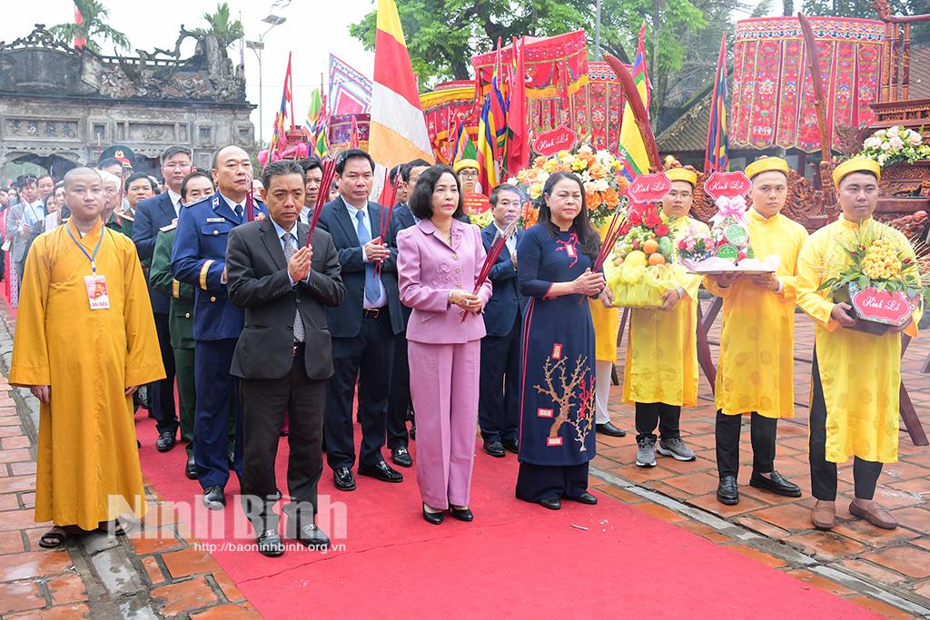 Các đại biểu dâng hương tại Đền Thánh Nguyễn.