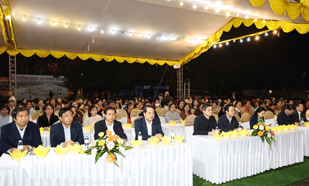 Các đại biểu dự lễ cầu siêu và lễ hội hoa đăng cầu Quốc thái dân an.