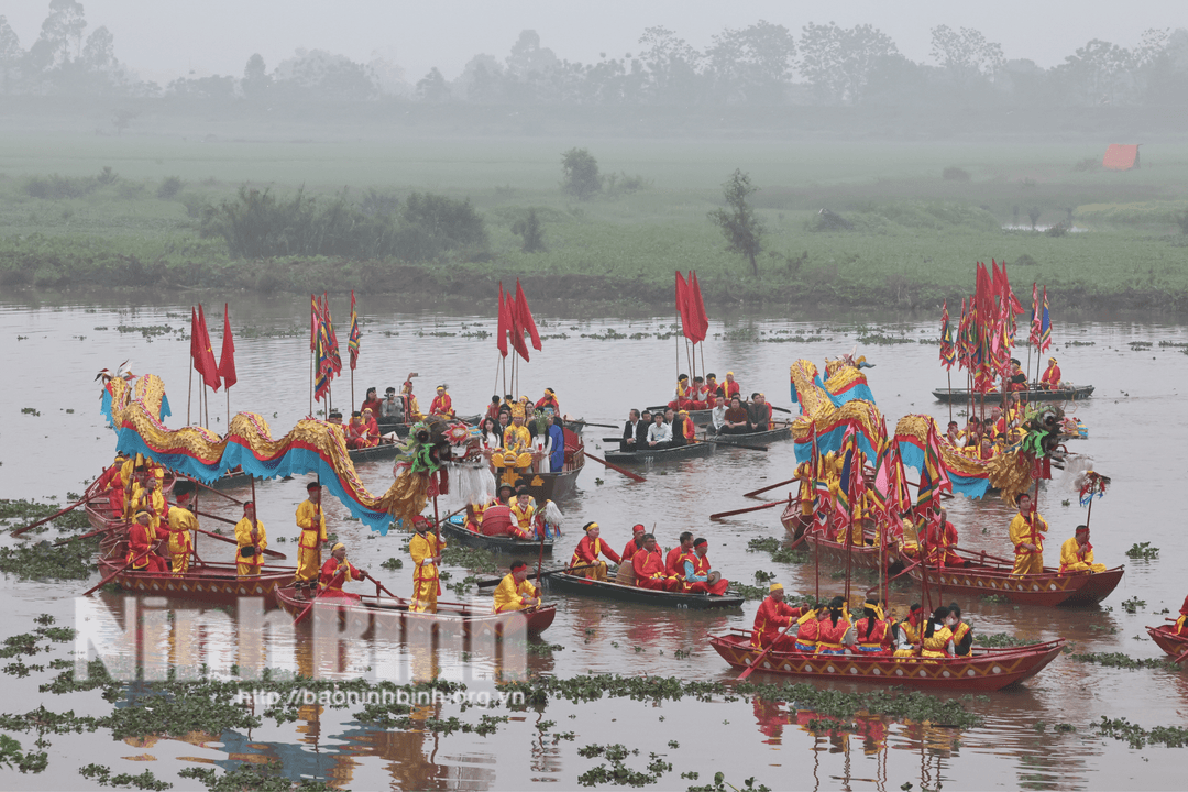 Lễ rước nước diễn ra trên sông Hoàng Long.