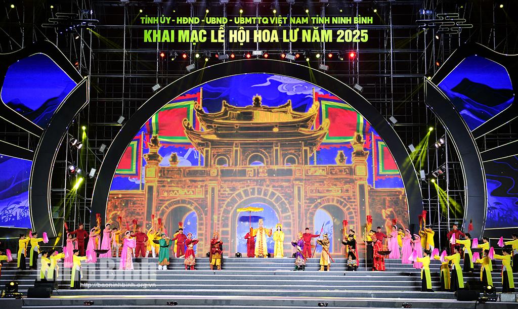 Chương trình nghệ thuật đặc sắc “Hoa Lư Ninh Bình-Khởi nguồn Đế đô, ngàn đời thịnh trị” tại khai mạc Lễ hội Hoa Lư 2025.