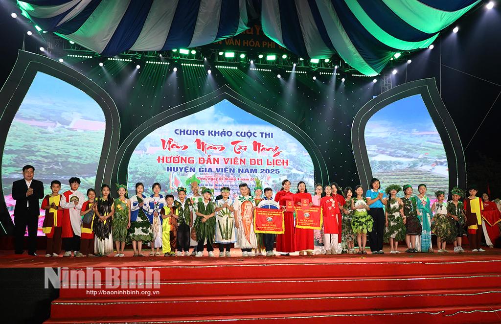 Ban tổ chức trao giải cho các đội thi.