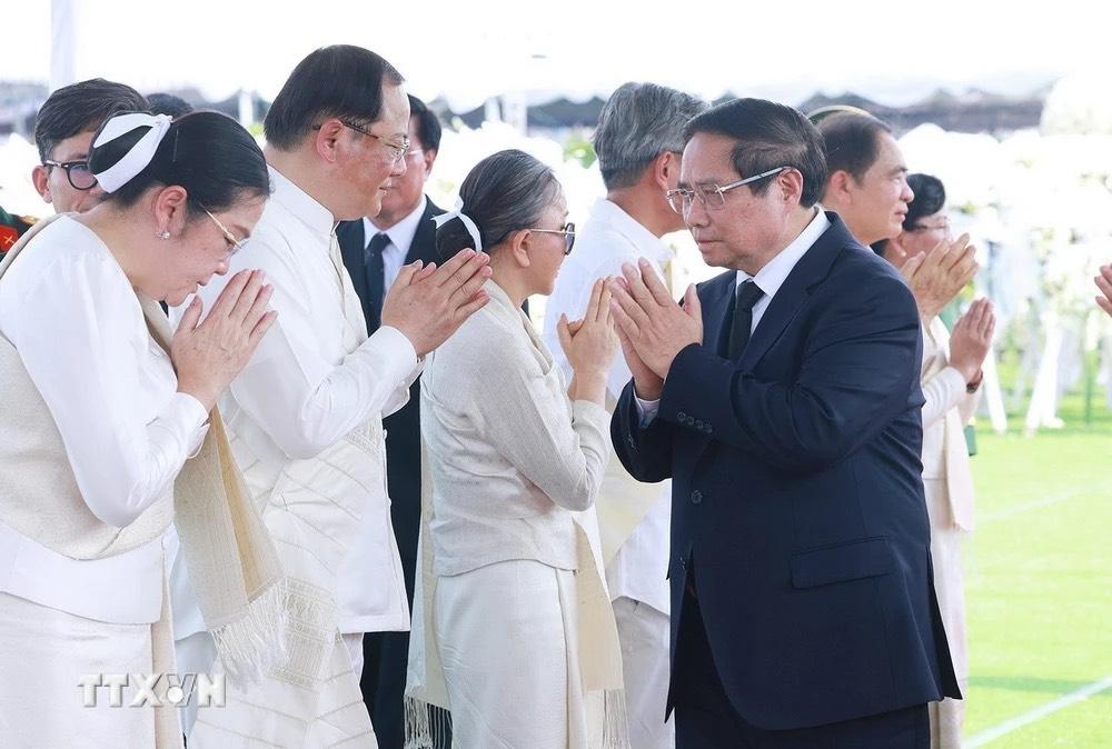 Thủ tướng Phạm Minh Chính chia buồn cùng gia đình nguyên Chủ tịch Đảng Nhân dân Cách mạng Lào, nguyên Chủ tịch nước Lào Khamtay Siphandone. (Ảnh: TTXVN)
