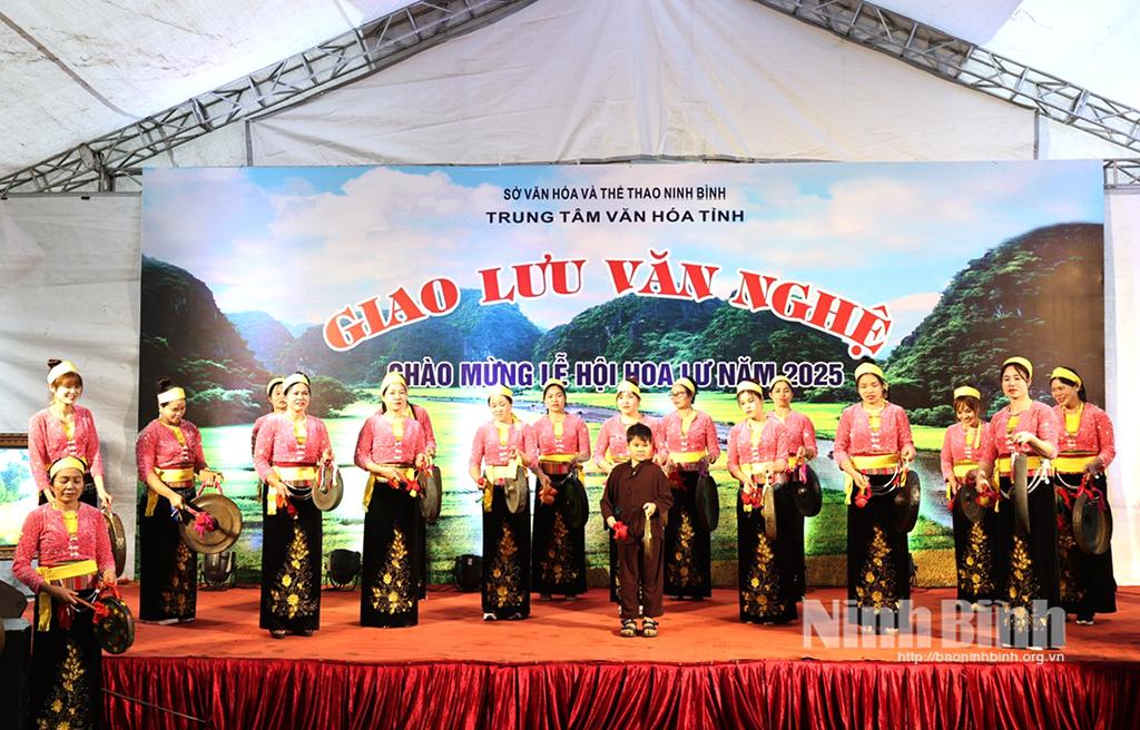 Tiết mục biểu diễn Cồng chiêng của huyện Nho Quan tham gia chương trình giao lưu văn nghệ.