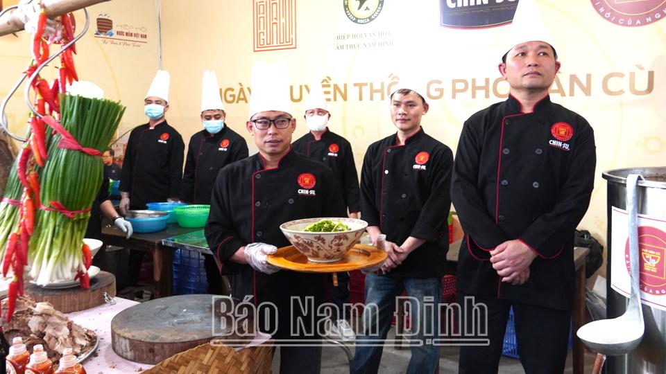 Những bát phở được chuẩn bị dâng lên Thành hoàng làng.