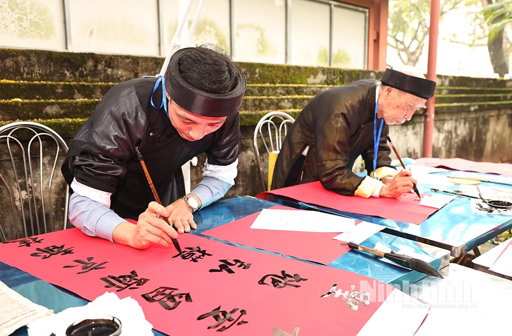 Các thí sinh tham gia Hội thi thư pháp chữ Hán-Nôm.