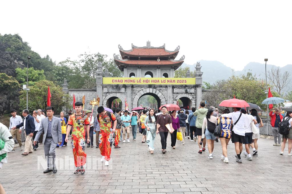 Đông đảo du khách và nhân dân về tham dự Lễ hội Hoa Lư năm 2025. Ảnh: Minh Quang