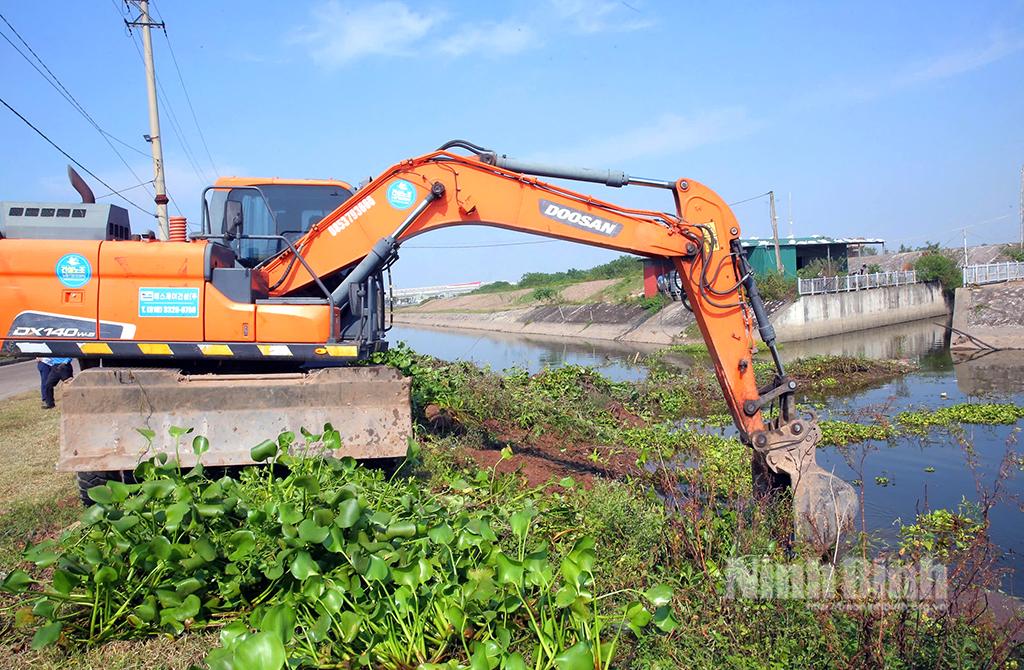 Ban Quản lý các KCN tỉnh thường xuyên phát động phong trào dọn vệ sinh môi trường tạo cảnh quan sáng - xanh - sạch - đẹp. Ảnh: Anh Tuấn