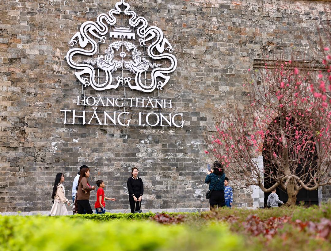 Du khách tham quan Hoàng Thành Thăng Long (Hà Nội) trong dịp Xuân Ất Tỵ.