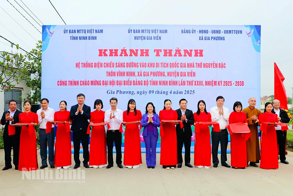 Các đại biểu cắt băng khánh thành công trình.