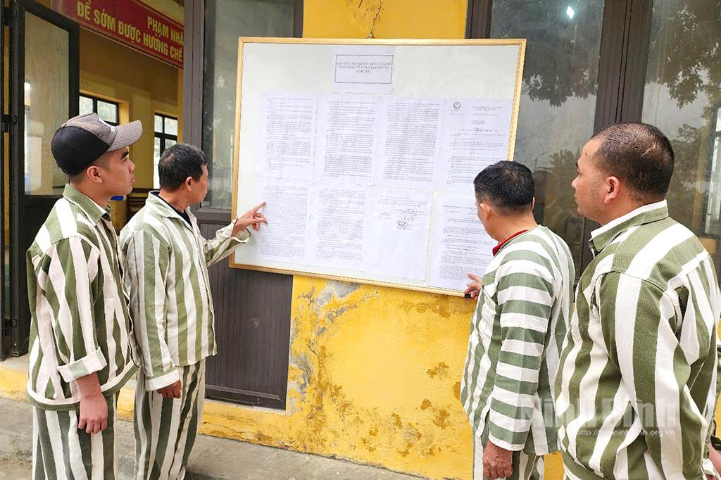 Phạm nhân tại Trại tạm giam Công an tỉnh xem thông tin đặc xá năm 2025 được niêm yết tại Trại.
