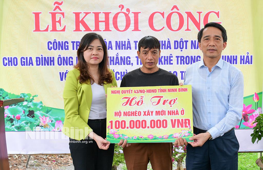 Đại diện Uỷ ban MTTQ Việt Nam tỉnh và lãnh đạo thành phố Hoa Lư trao biển biểu trưng tiền hỗ trợ xây nhà cho gia đình ông Lê Văn Thắng, xã Ninh Hải (thành phố Hoa Lư).