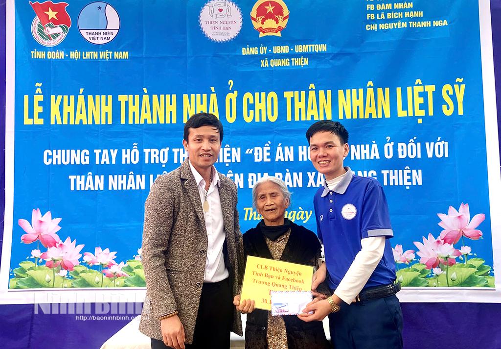 Đại diện Câu lạc bộ Thiện nguyện Tình bạn Ninh Bình và các nhà hảo tâm trao tiền hỗ trợ cho bà Trần Thị Hiếng.