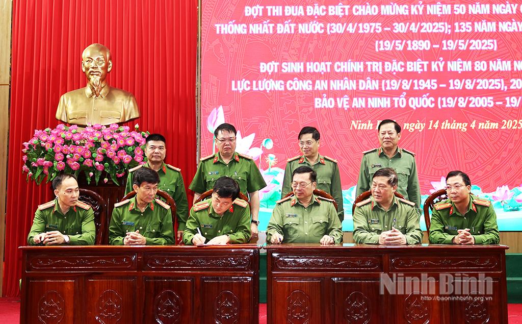 Đại diện các đơn vị ký kết giao ước thi đua thực hiện đợt thi đua đặc biệt; đợt sinh hoạt chính trị đặc biệt.