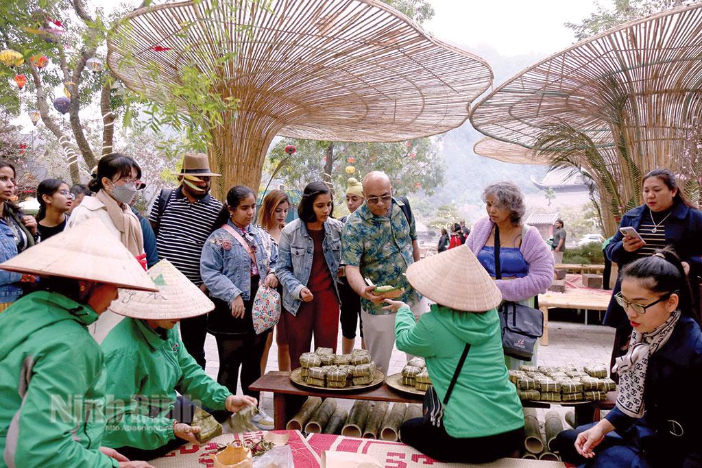 Du khách sẽ được trải nghiệm văn hóa làng quê và các nghề truyền thống tại phiên chợ quê Bắc Bộ, được tổ chức tại Bến thuyền Tam Cốc, xã Ninh Hải (thành phố Hoa Lư). Ảnh: Minh Đường