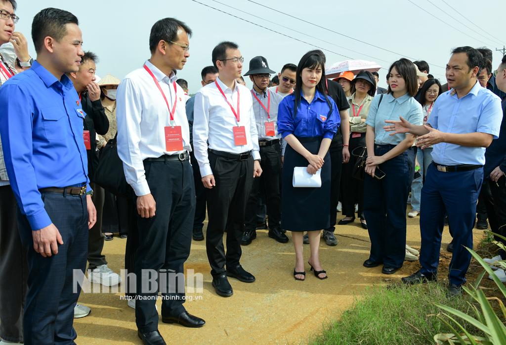 Đoàn đại biểu thanh niên Trung Quốc tham quan thực tế vùng nguyên liệu của Công ty cổ phần TPXK Đồng Giao.