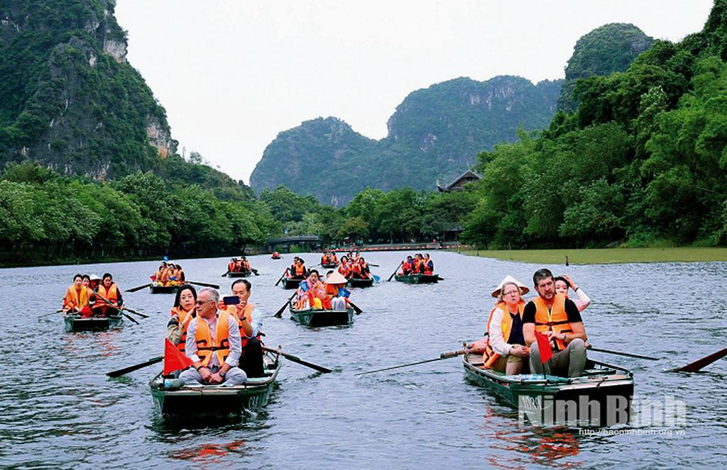 Du khách tham quan, trải nghiệm Khu du lịch sinh thái Tràng An. Ảnh: Minh Đường