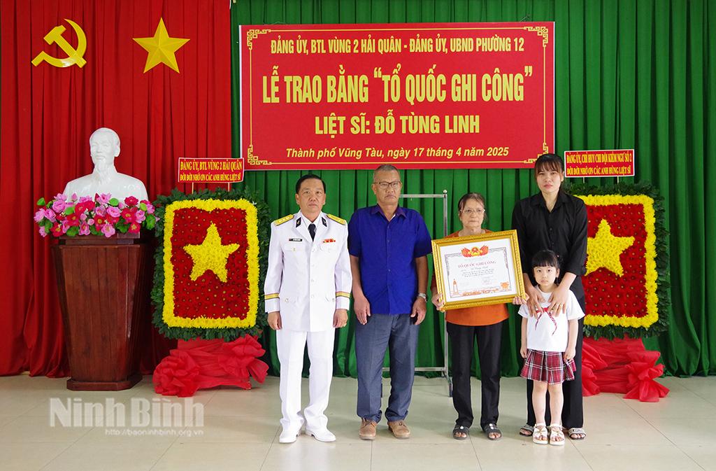 Thượng tá Lê Hồng Quang, Phó Chủ nhiệm Chính trị Vùng 2 trao Bằng “Tổ quốc ghi công” cho thân nhân liệt sĩ Đỗ Tùng Linh.